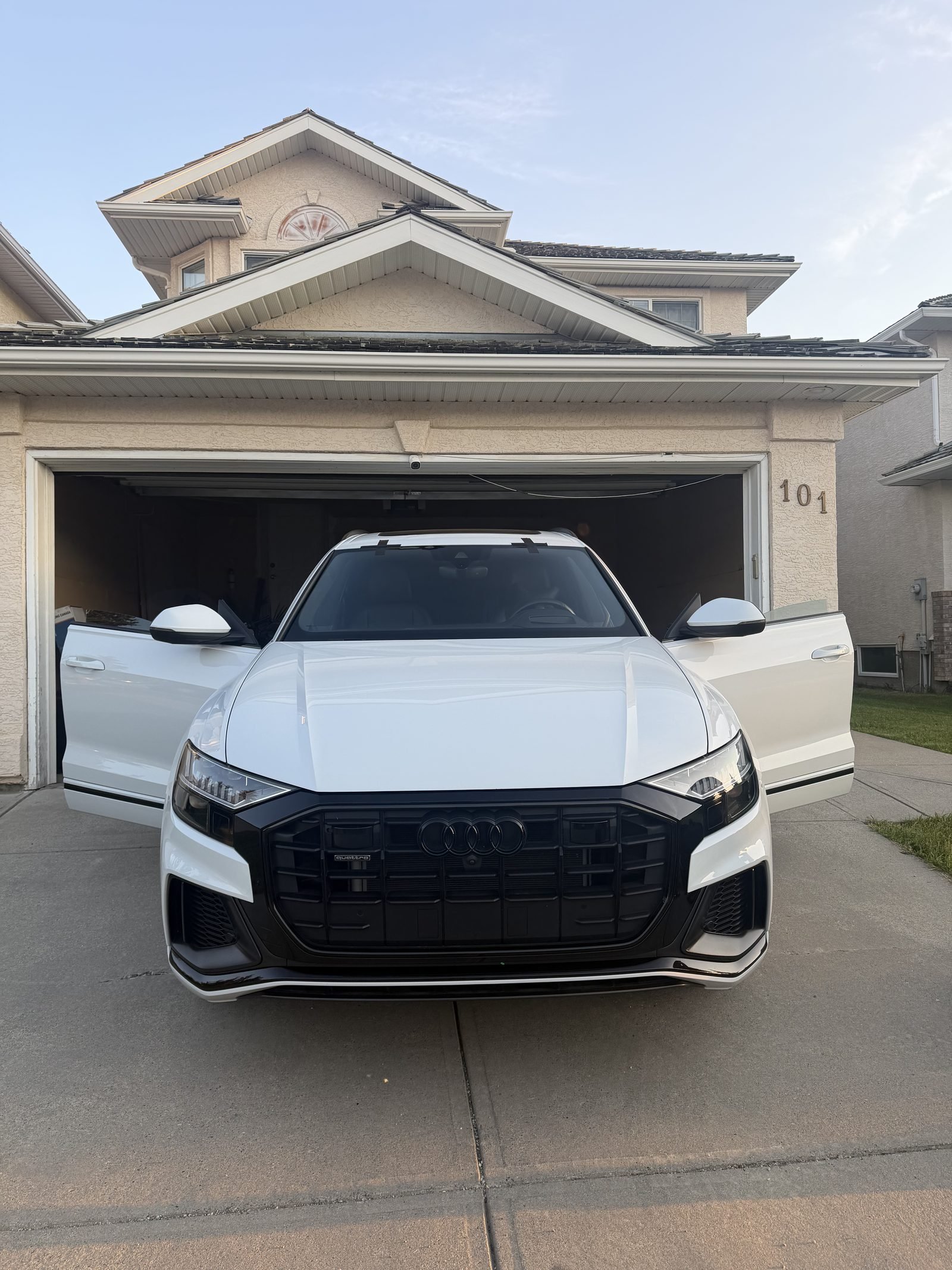 Audi Q8. Windshield replacement in the customer's garage.